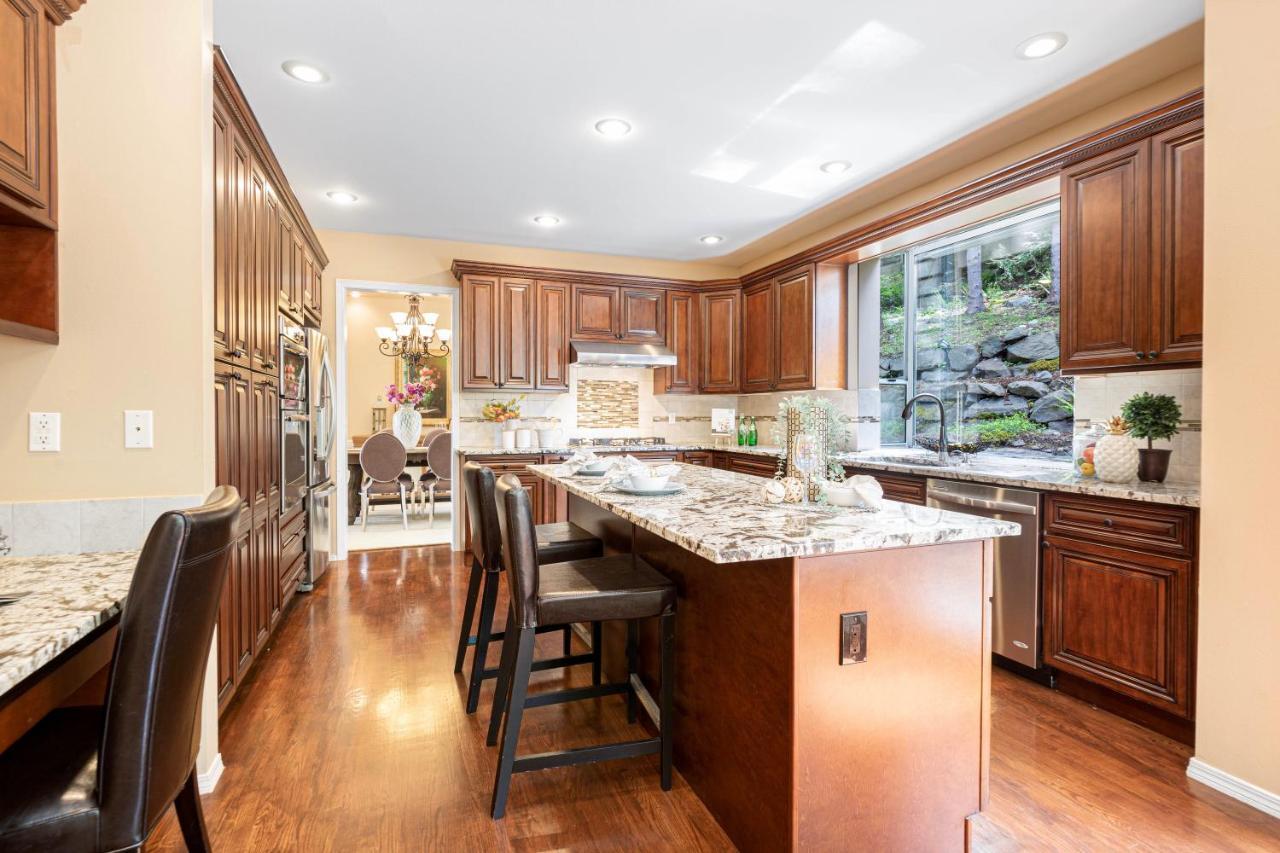Upscale Beautiful House In Bellevue, Wa Exterior photo