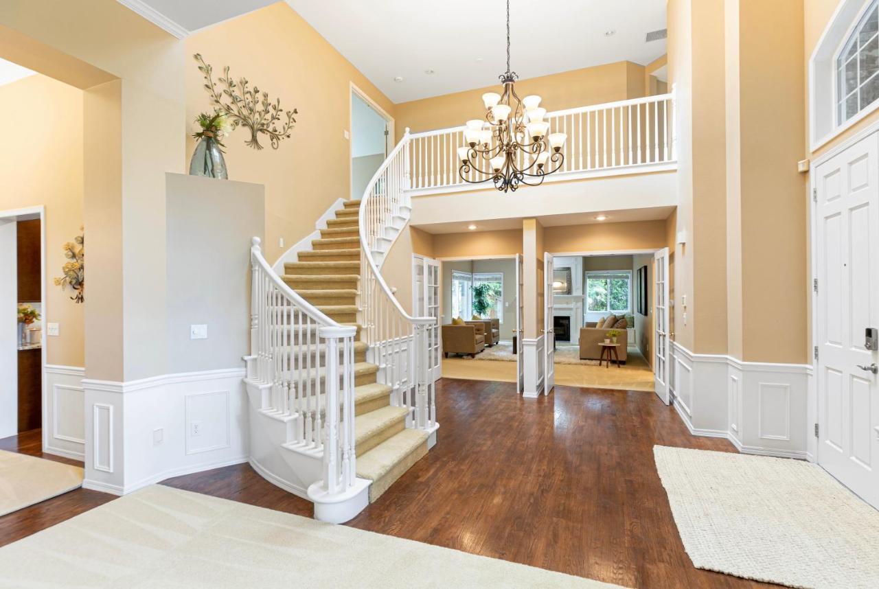 Upscale Beautiful House In Bellevue, Wa Exterior photo